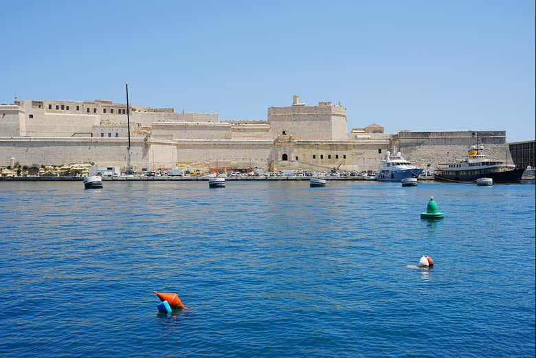 O forte está localizado no Grande Porto de Birgu