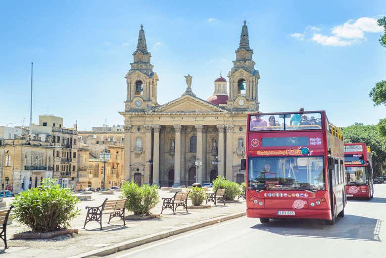 Ônibus turístico de Malta