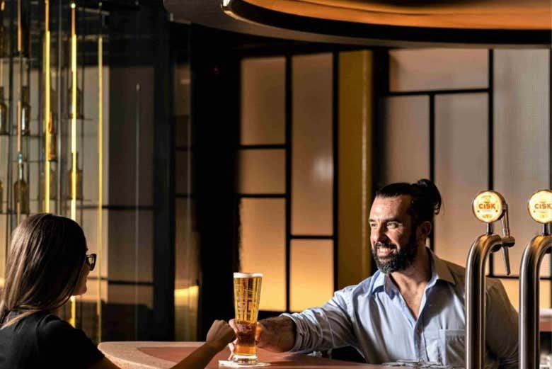 Provando uma cerveja Cisk
