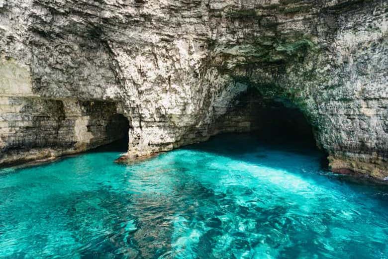 Você explorará cavernas impressionantes