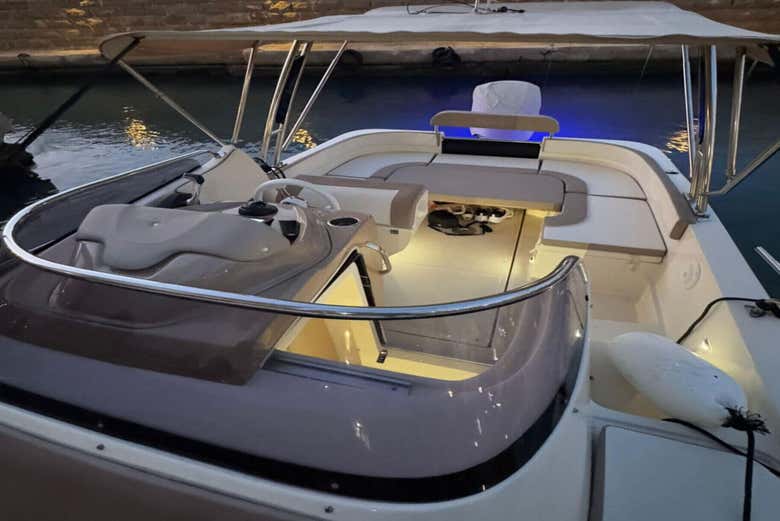 Você navegará em um barco muito confortável