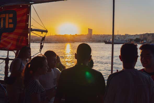 Festa de barco pirata pela baía de Sliema