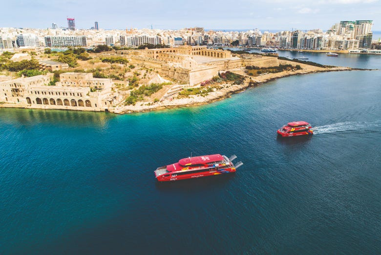 Barcos em direção à ilha maltesa de Comino